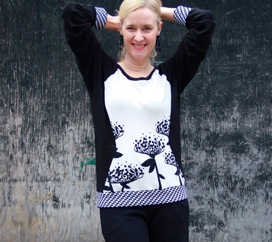 Simplicity 0315 sweatshirt in black and white sweater knit